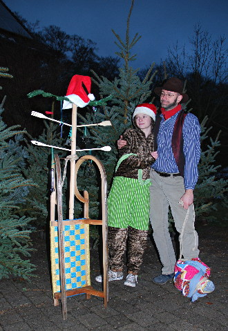 Pettersson und Findus mit Weihnachtsbaum
