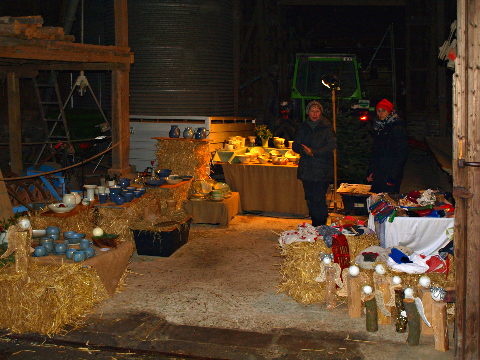 Töpferwaren und Handarbeiten beim Scheunen-Weihnachtsmarkt 2012